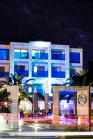 Un hotel de varios pisos con balcones, una zona de piscina y un cartel que dice "Palma Boutique".
