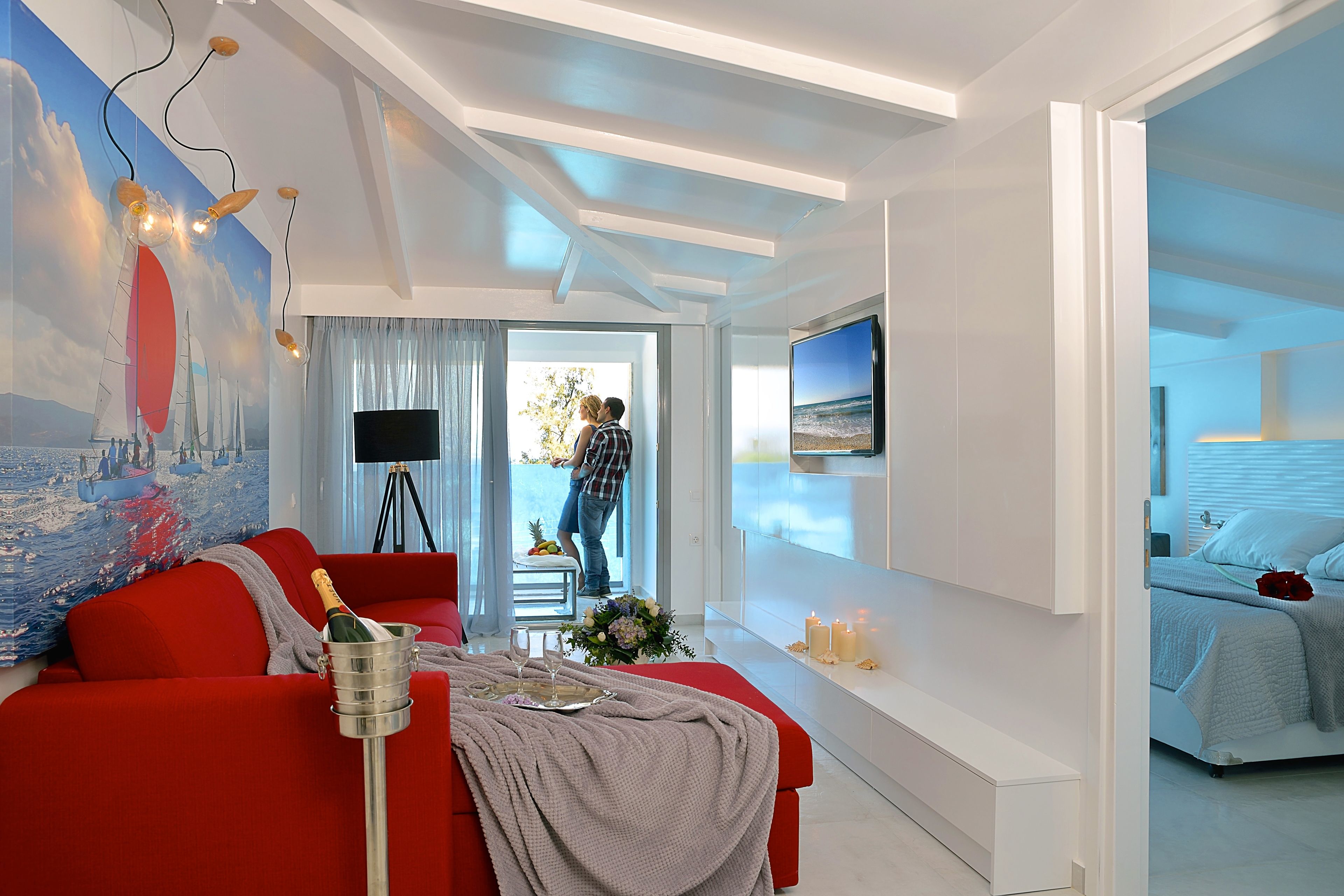 Seprai premium, bantalan ekstra lembut, brankas, dan meja kerja