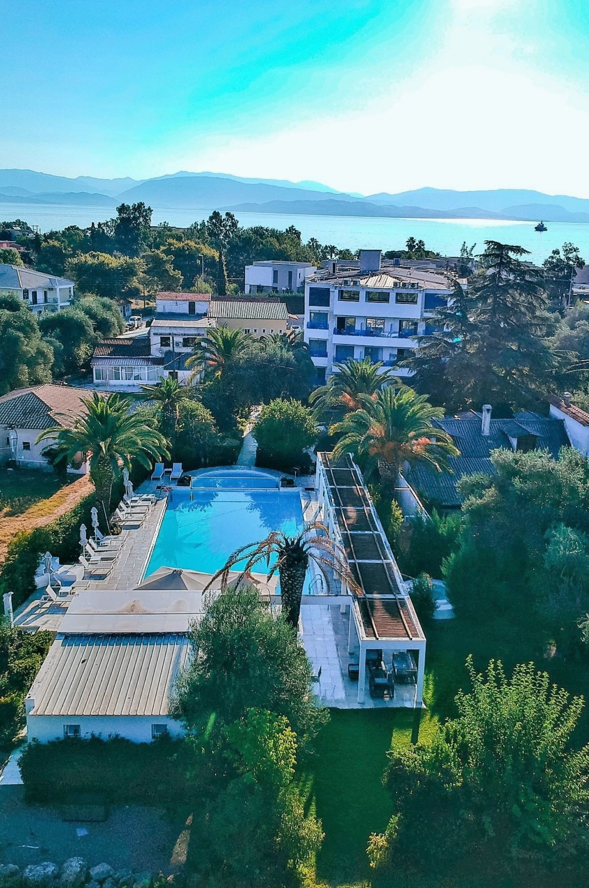 Ein Resort mit Swimmingpool, mehreren Gebäuden und Meerblick.