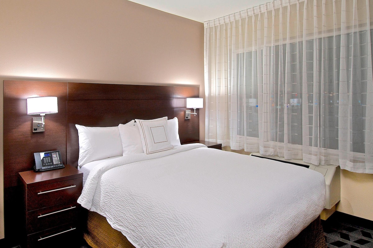 In-room safe, desk, laptop workspace, blackout drapes