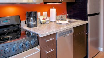 Lemari es besar, microwave, kompor, dan mesin pencuci piring