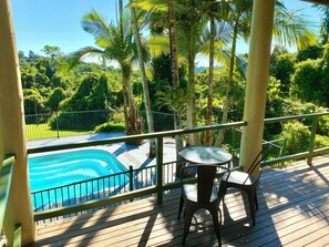 Deluxe Double Room | Free WiFi, bed sheets - Jackaroo Treehouse Mission Beach - Hostel (Bingil Bay)