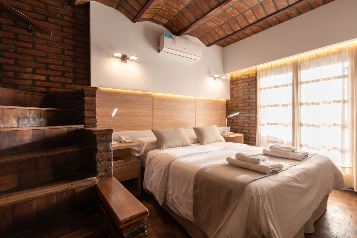 Roupas de cama premium, cofres nos quartos, cortinas blackout