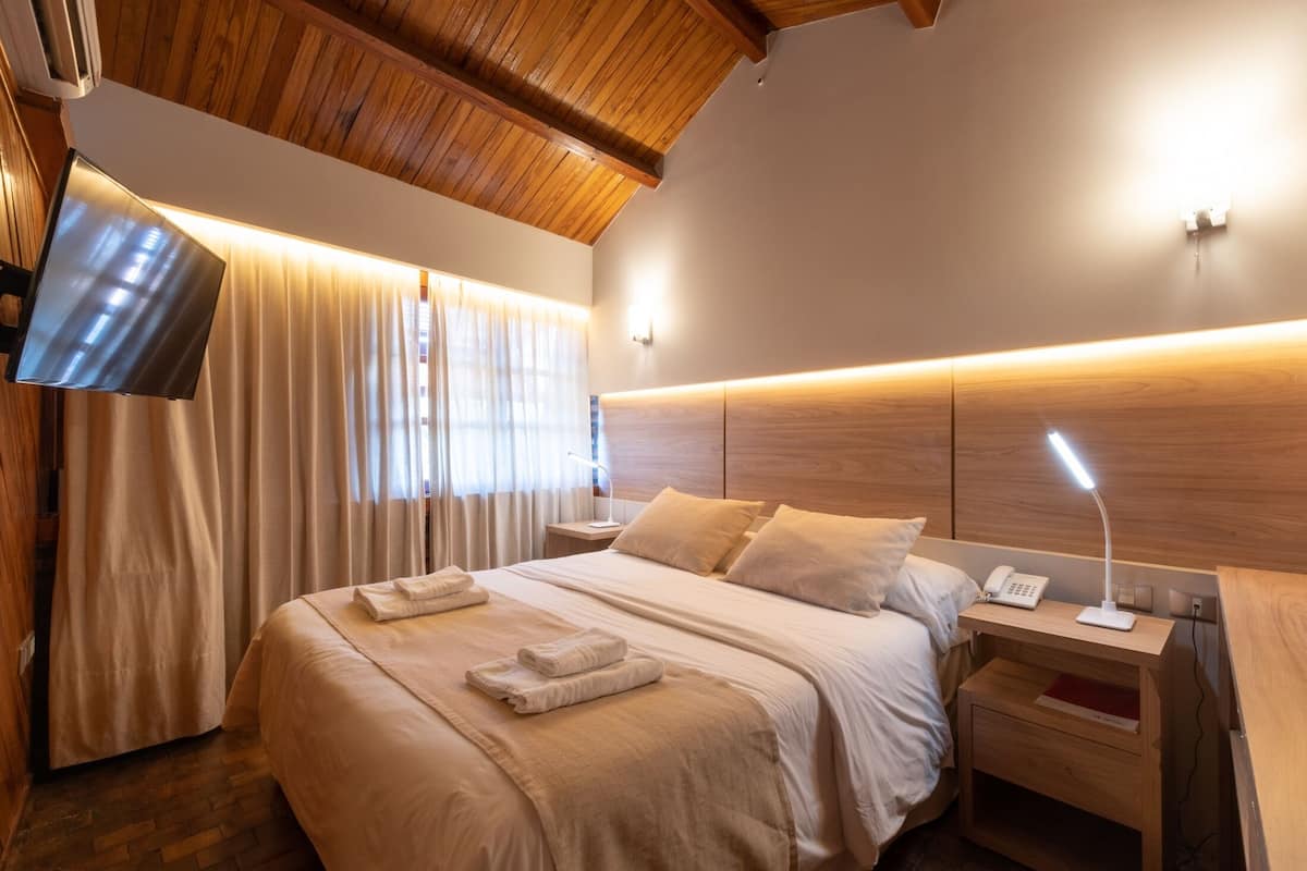 Quarto superior | Roupas de cama premium, cofres nos quartos, cortinas blackout