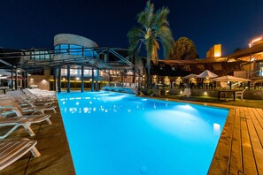 室内游泳池，2 室外游泳池，10:00 至 20:00 开放, 池畔遮阳伞, 日光浴躺椅