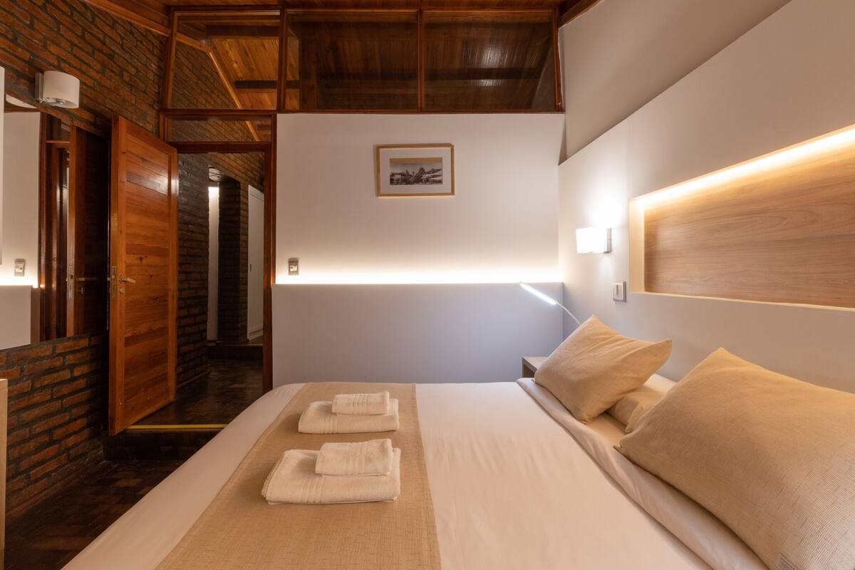 Quarto júnior | Roupas de cama premium, cofres nos quartos, cortinas blackout