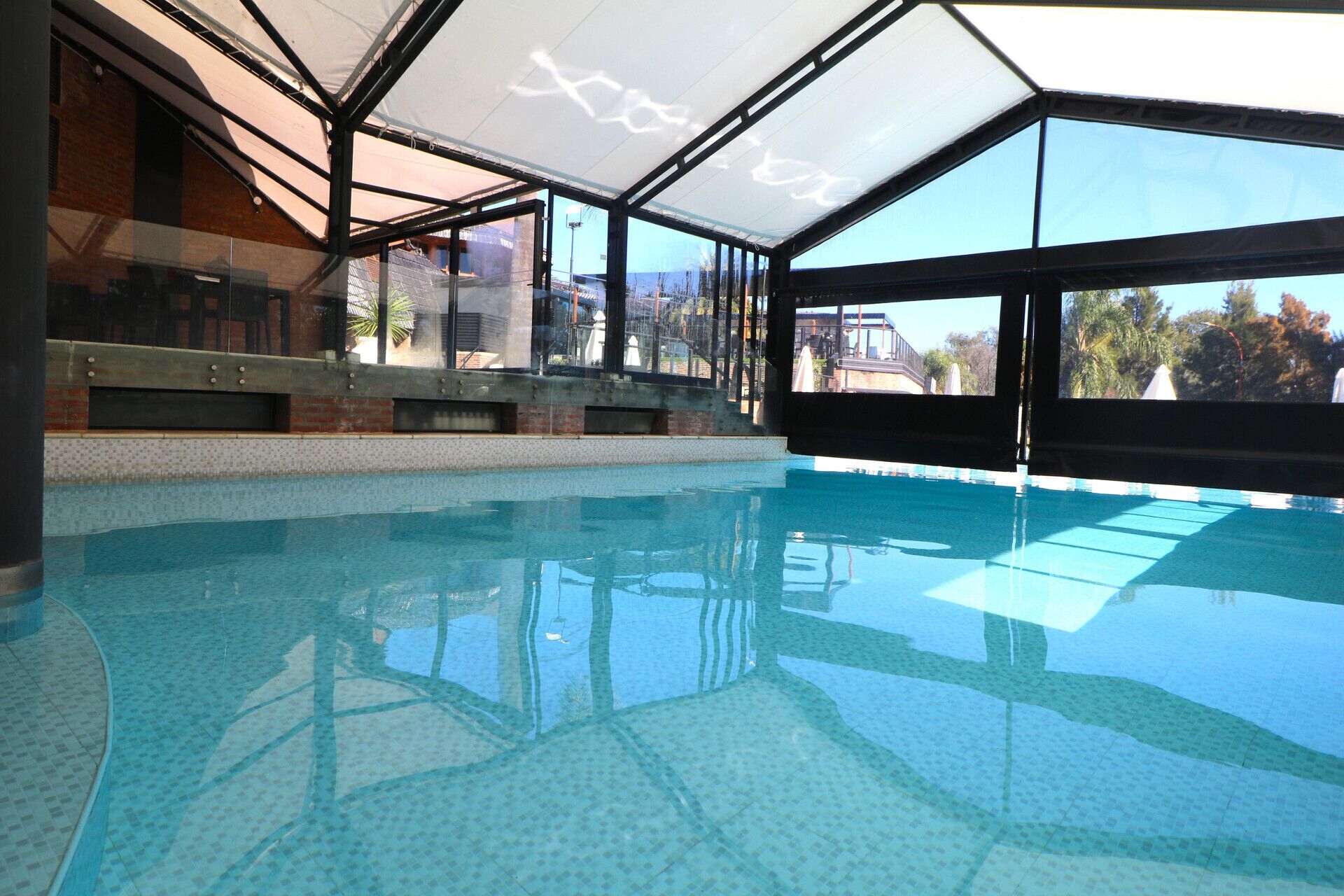 Innenpool, 2 Außenpools, Sonnenschirme, Liegestühle