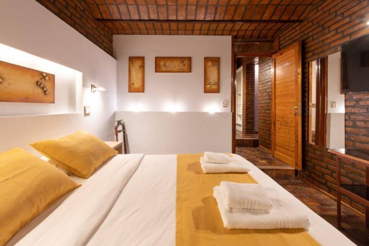 Roupas de cama premium, cofres nos quartos, cortinas blackout