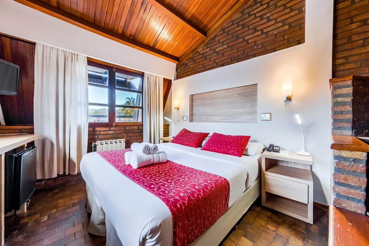 Roupas de cama premium, cofres nos quartos, cortinas blackout