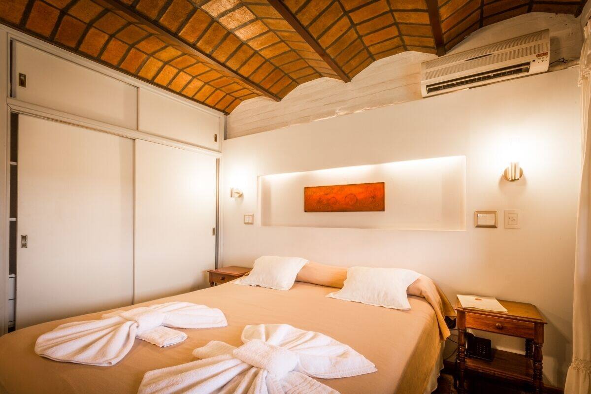 Quarto econômico | Roupas de cama premium, cofres nos quartos, cortinas blackout