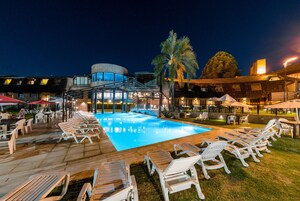 Una piscina techada, 2 piscinas al aire libre, sombrillas