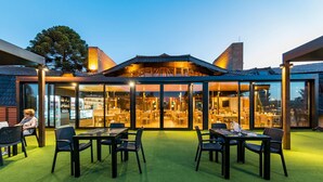 Outdoor dining - Portal del Lago Hotel (Villa Carlos Paz)