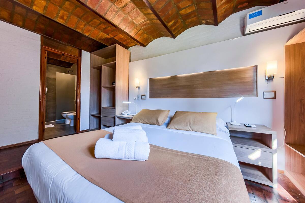 Roupas de cama premium, cofres nos quartos, cortinas blackout