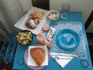 Daily full breakfast (EUR 10 per person)