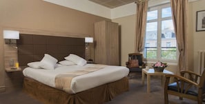 Chambre supĂ©rieure double ou avec lits jumeaux, 1 lit double ou 2 lits jumeaux | Coffre-fort, lit de bĂ©bĂ© (supplĂ©ment), lit dâappoint (supplĂ©ment)