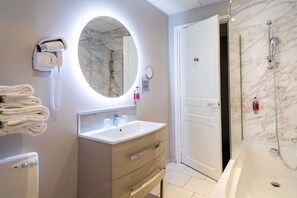Hair dryer, towels, soap, shampoo - Hôtel Régina (Berck-sur-Mer)