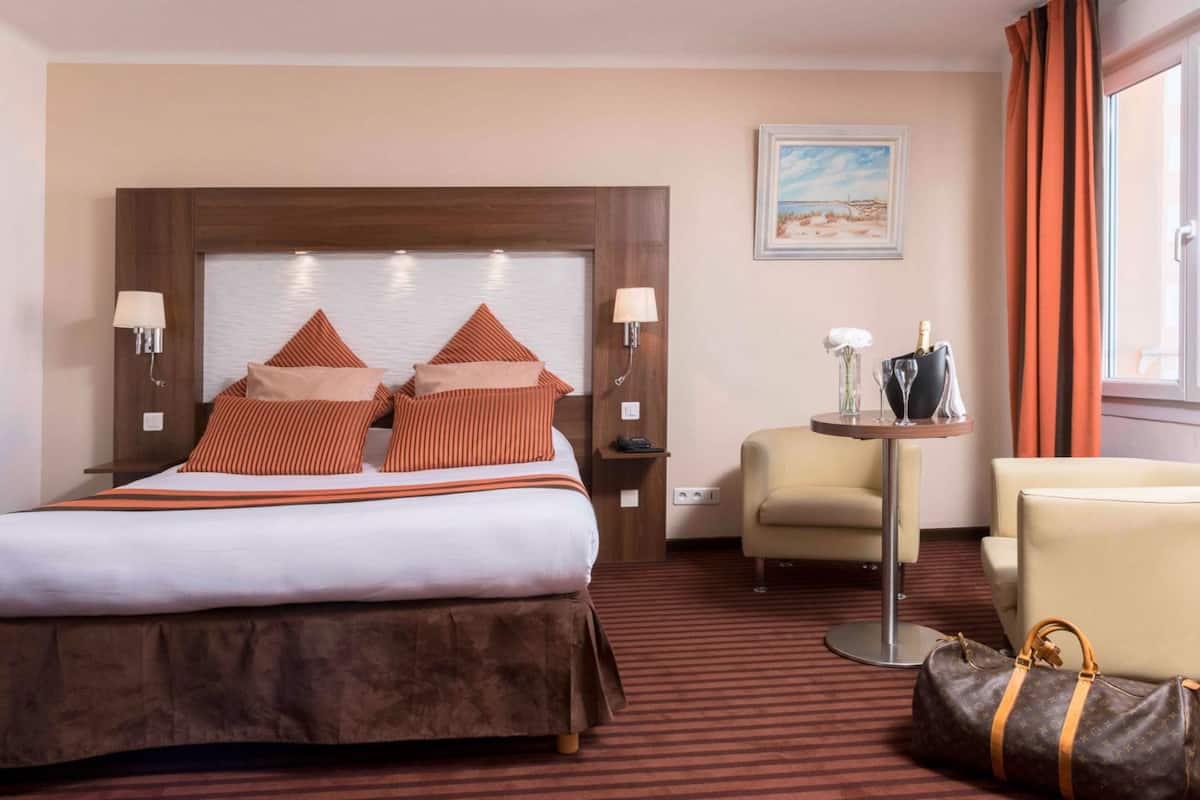 Premium Room, 1 Double Bed | In-room safe, cots/infant beds, rollaway beds, free WiFi