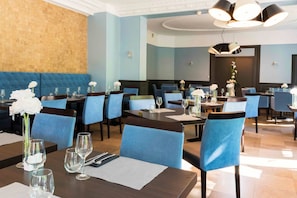 DĂźner et souper servis sur place, cuisine locale