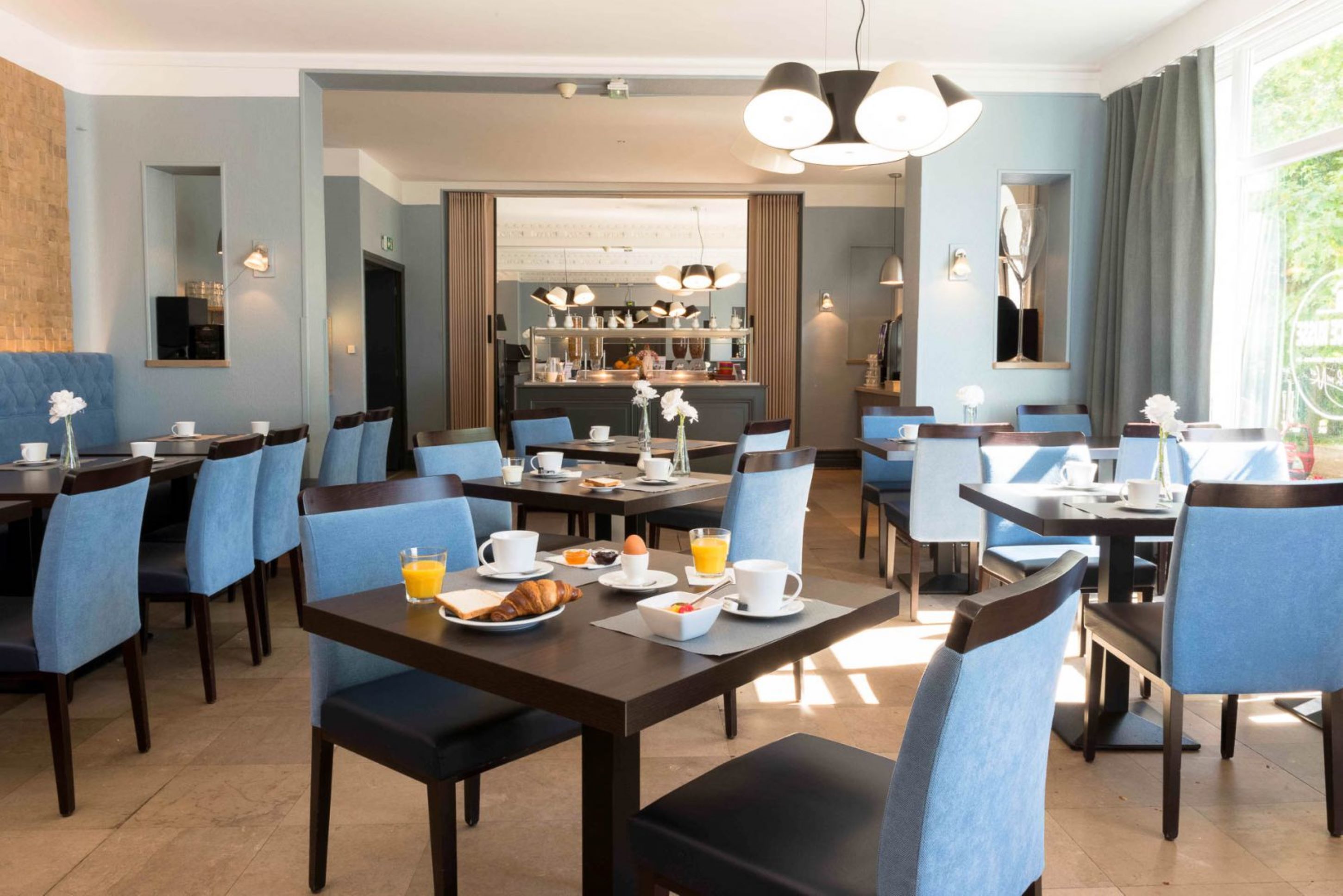 Déjeuner et dîner servis sur place, spécialités Cuisine locale