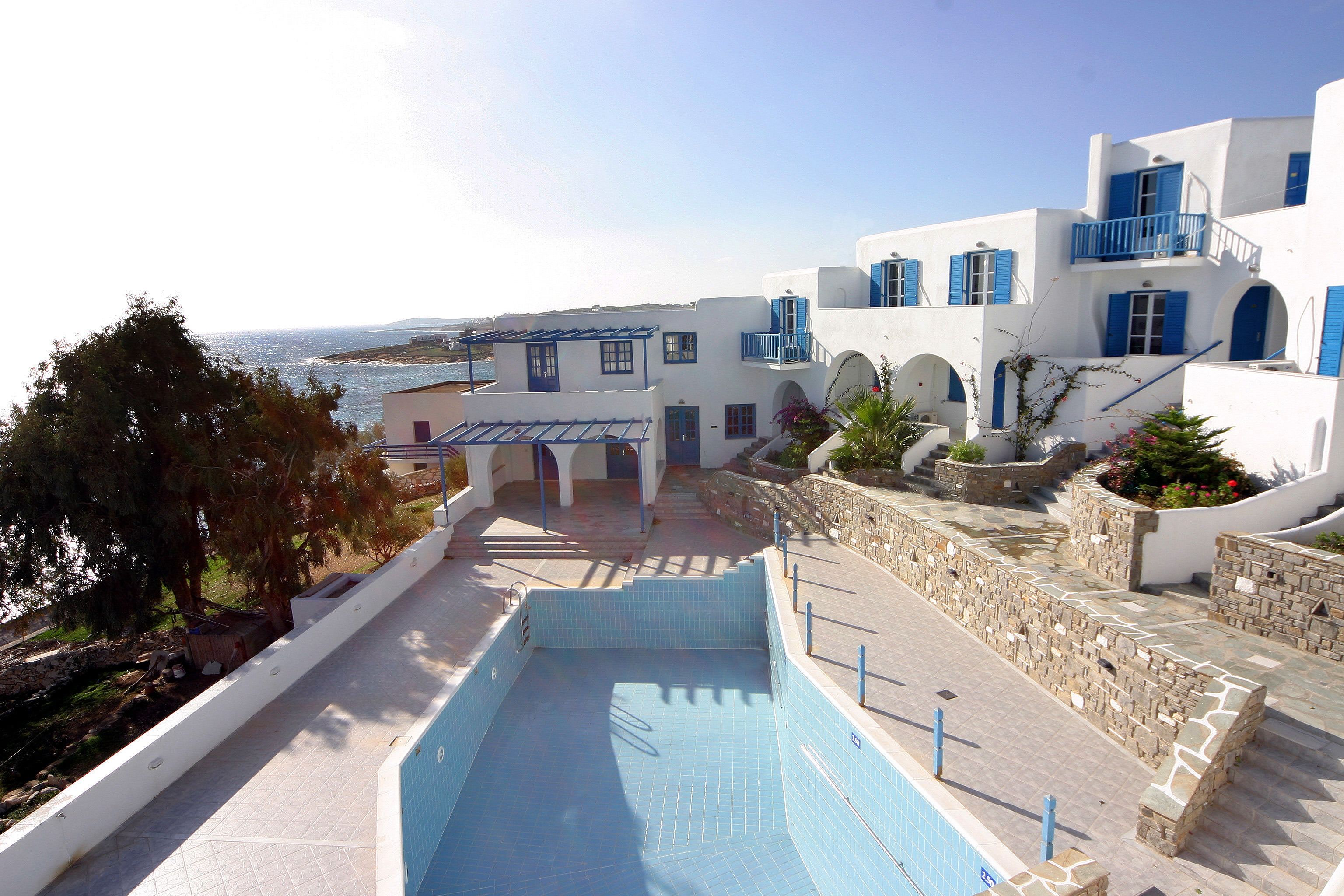 Outdoor pool, an infinity pool, pool umbrellas, sun loungers