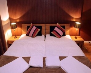 Apartment, 1 Bedroom | 1 bedroom, individually decorated, desk, blackout curtains