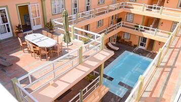 2 piscines extérieures, chaises longues