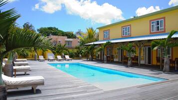 2 albercas al aire libre y camastros