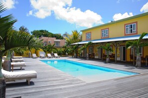2 outdoor pools, sun loungers - Wanna Studio Apartments (Grand-Baie)