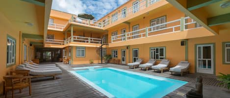 2 piscinas externas, espreguiçadeiras