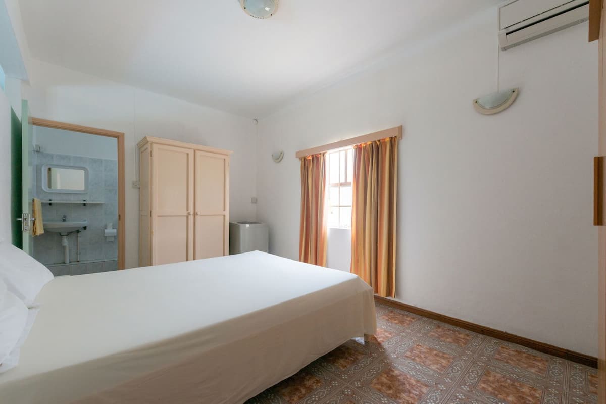 In-room safe, iron/ironing board, free WiFi, bed sheets