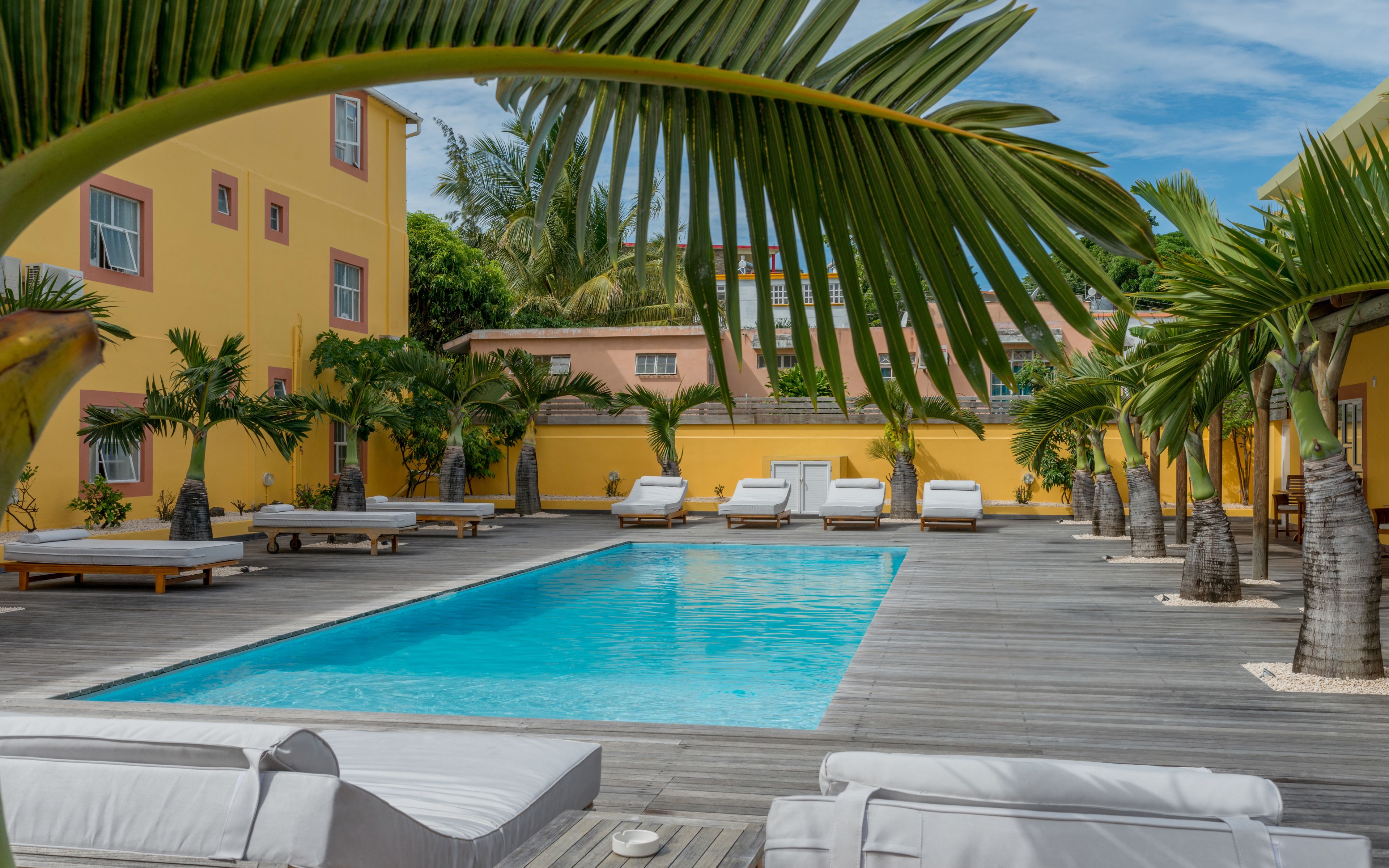 2 outdoor pools, sun loungers