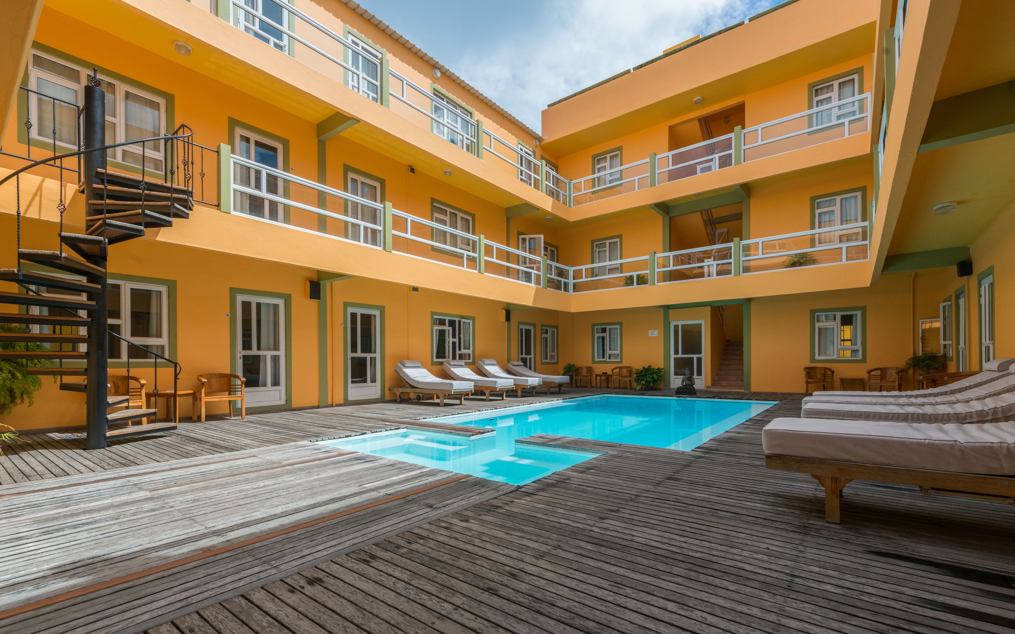 2 Außenpools, Liegestühle