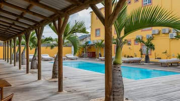 2 AuĂenpools, LiegestĂŒhle