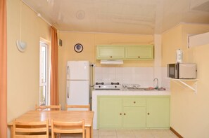 Fridge, microwave, stovetop, electric kettle - Wanna Studio Apartments (Grand-Baie)