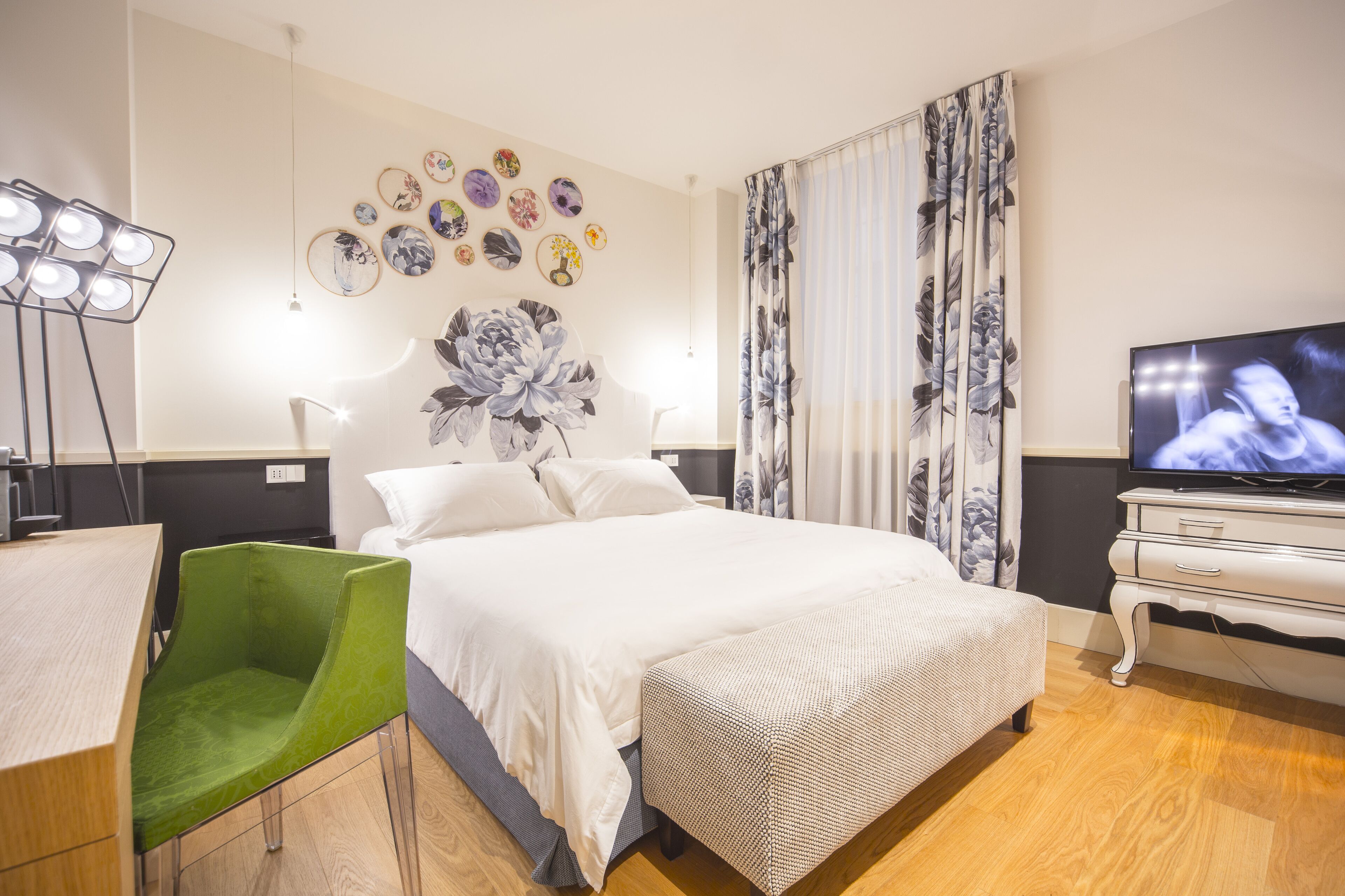 Suite básica, baño en la habitación | Ropa de cama de alta calidad, edredón y camas Select Comfort 