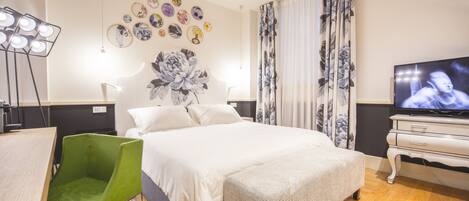 Suite básica, baño en la habitación | Ropa de cama de alta calidad, edredón y camas Select Comfort