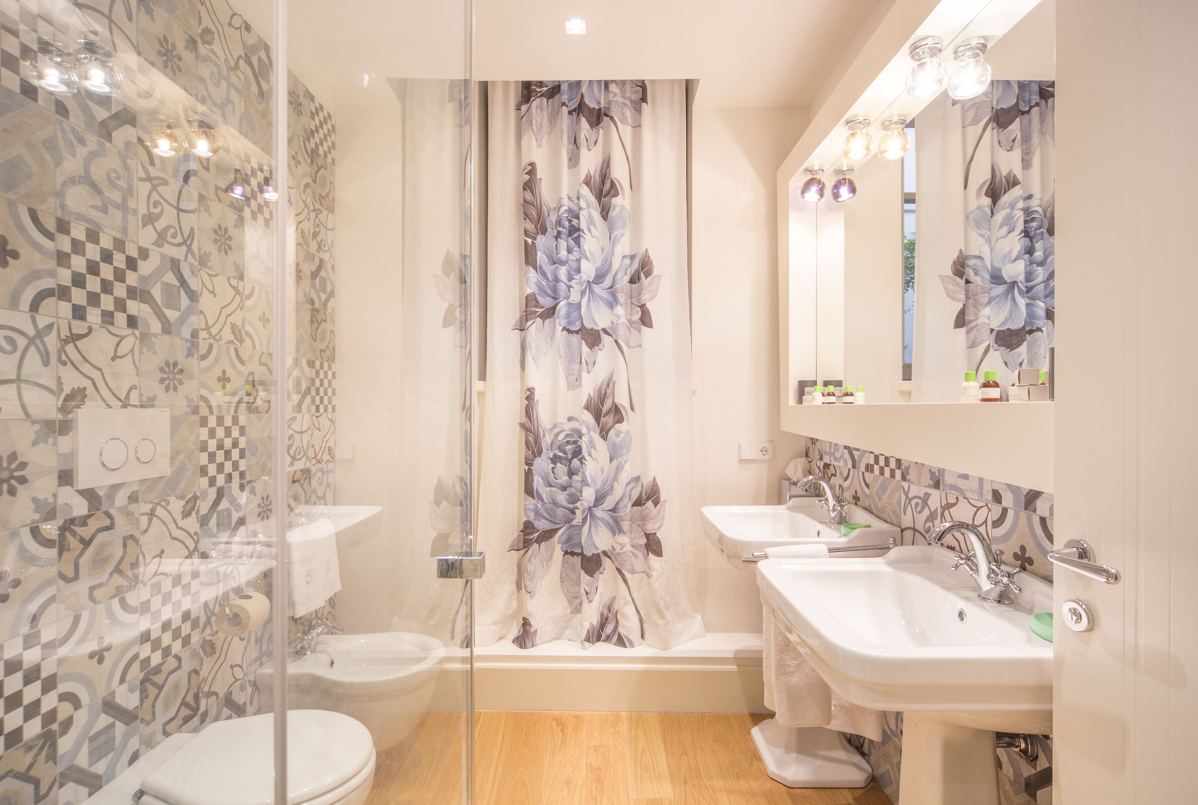 Suíte básica, suíte | Banheiro | Chuveiro, chuveiro com efeito de chuva, produtos de toalete grátis 