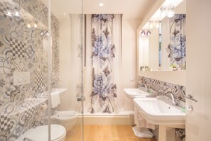 Suite, salle de bains attenante | Salle de bain