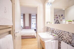 Quarto casal luxo, 1 quarto, suíte, no piso térreo | Banheiro | Chuveiro, chuveiro com efeito de chuva, produtos de toalete grátis 