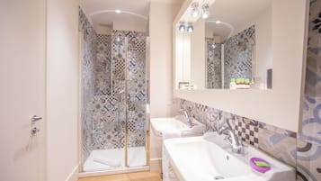 Superior Double or Twin Room | Bathroom | Shower, rainfall showerhead, free toiletries, hair dryer