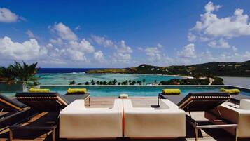 Außenpool, Liegestühle