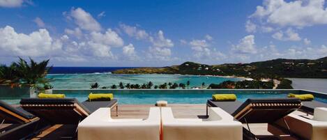 Alberca al aire libre y camastros