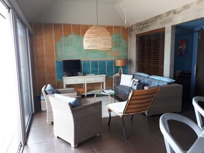 Villa panorámica, 1 habitación, alberca privada, vista al océano | Área de sala de estar | Televisión de pantalla plana 