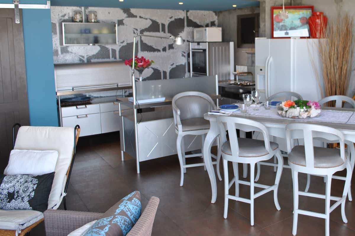 panoramic suite, 2 bedrooms, private pool, ocean view | living area | flat-screen tv