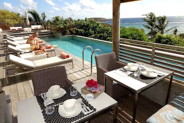 Private Pool and Lounge