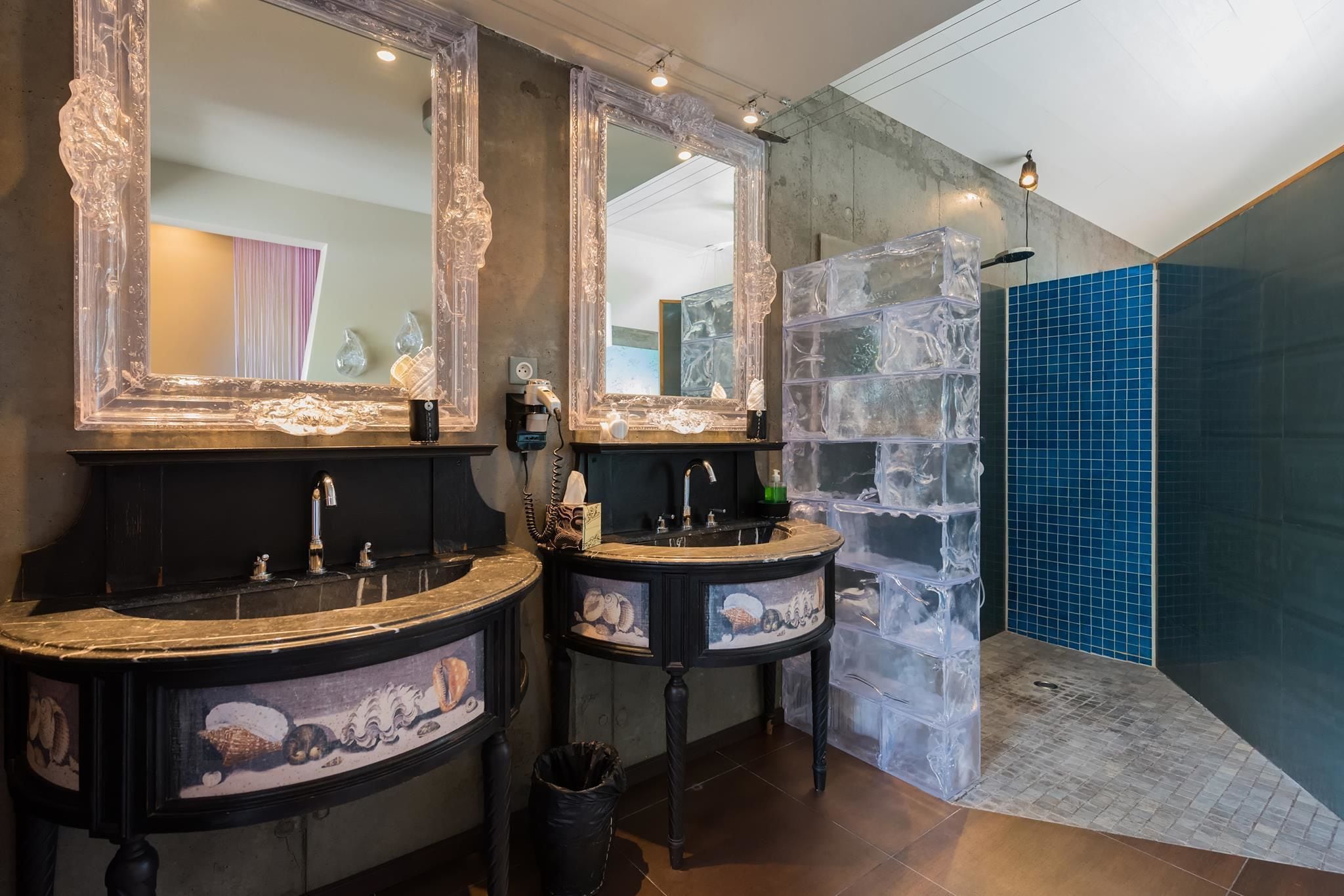 comfort suite (lagon) | bathroom | shower, rainfall showerhead, free toiletries, hair dryer