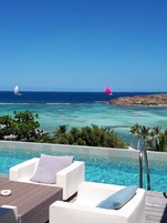 Una piscina al aire libre, tumbonas