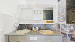 Rom – standard | Bad | Dusj, regndusjhode, toalettartikler (inkludert) og hårføner