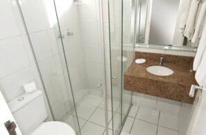 Standard Apartment | Bathroom | Shower, free toiletries, towels - Hotel Água Marinha (Natal)