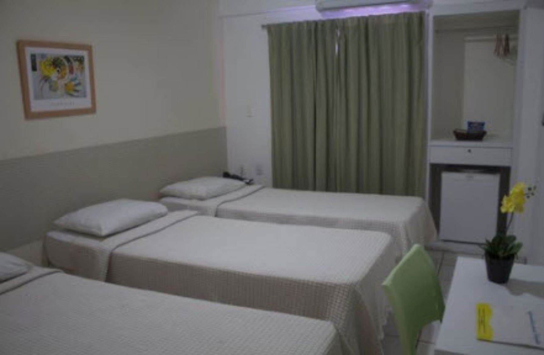 Minibar, skrivebord, ekstrasenger (mot et tillegg) og wi-fi (inkludert)